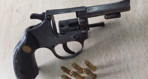 Policia Militar detém dupla suspeita de cometer assaltos nas proximidades do conjunto Ben-HurCom os suspeitos foram encontrados um revólver calibre 38 com seis munições intactas e uma deflagrada, e uma motocicleta