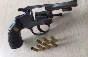 Policia Militar detém dupla suspeita de cometer assaltos nas proximidades do conjunto Ben-HurCom os suspeitos foram encontrados um revólver calibre 38 com seis munições intactas e uma deflagrada, e uma motocicleta