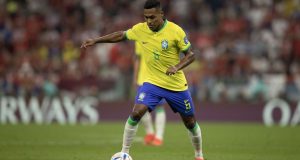 Neymar, Danilo e Alex Sandro não enfrentam CamarõesLateral-esquerdo (foto) sentiu o quadril na vitória sobre a Suíça