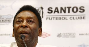 Pelé está em quarto comum e tem quadro estável, segundo boletim médicoEx-jogador foi internado para reavaliação do tratamento quimioterápico