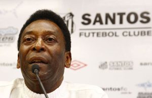 Pelé está em quarto comum e tem quadro estável, segundo boletim médicoEx-jogador foi internado para reavaliação do tratamento quimioterápico