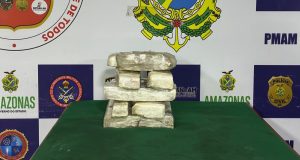 Mulher é presa com 10 quilos de drogas em embarcação no porto de CoariA droga estava escondida em balão mergulhado em óleo queimado