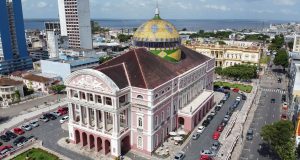 Teatro Amazonas recebe show de Eliana Printes e espetáculos multimídia em homenagem a Tom Jobim“Águas de Março”, “Wave” e “Samba do Avião”, músicas do cantor carioca que compõem o repertório dos concertos, estão na agenda da semana