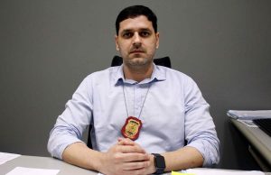 Policiais civis prendem homem por estelionato praticado contra idosoInfrator tentou retirar mais de R$ 300 mil em uma agência bancária, utilizando documentos falsos