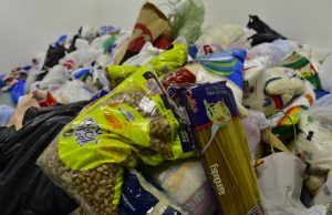 Primeiro dia do Copa na Arena arrecada 100 brinquedos e 1,5 tonelada de alimentosArrecadações serão destinadas para crianças em situação de vulnerabilidade social neste Natal