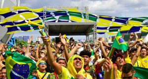 Torcedores amazonenses fazem a festa no segundo dia do Copa na ArenaEvento disponibiliza vacinação, arrecada brinquedos e alimentos, além de oferecer ao público inúmeras atrações musicais