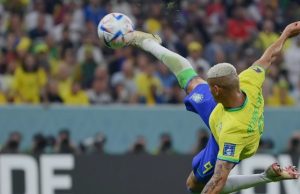 Brasil faz sua estreia na copa do Catar vencendo a Sérvia por 2 a 0 nesta quinta-feiraO atacante Richarlison, camisa 9 resolveu a partida com dois gols