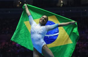 NO TOPO! Rebeca Andrade conquista ouro no individual geral em Liverpool