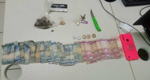 Policia Militar apreende adolescente e detém homem por envolvimento com tráfico de drogas, em IrandubaPoliciais encontraram porções de entorpecentes com suspeitos