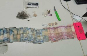 Policia Militar apreende adolescente e detém homem por envolvimento com tráfico de drogas, em IrandubaPoliciais encontraram porções de entorpecentes com suspeitos