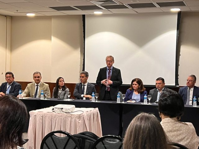 Conselheiros e servidores do TCE-AM