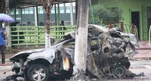 TRAGÉDIA – Motorista de APP morre carbonizado após bater carro em poste na Bola da Suframa com poste e motorista de aplicativo morre carbonizado