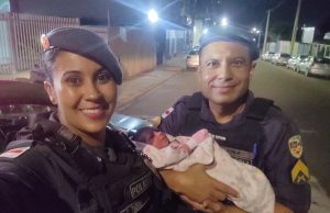 Bebê ainda com cordão umbilical é encontrada abandonada em caixa de sapato, em Manaus