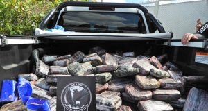 Mais de 400 quilos de drogas são apreendidos durante operação Carga Pesada no bairro São José lO material ilícito foi localizado no interior de uma lancha, que estava no sendo transportada por um caminhão