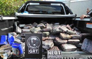 Mais de 400 quilos de drogas são apreendidos durante operação Carga Pesada no bairro São José lO material ilícito foi localizado no interior de uma lancha, que estava no sendo transportada por um caminhão