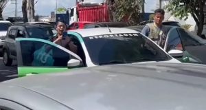 VÍDEO: Apresentadora da TV ACrítica é atacada por bolsonarista em frente ao CMA