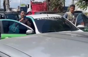 VÍDEO: Apresentadora da TV ACrítica é atacada por bolsonarista em frente ao CMA