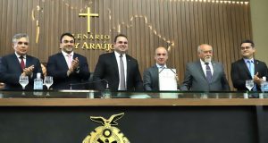 Presidente do TCE-AM recebe Medalha Ruy Araújo concedida pela AleamO conselheiro Érico Desterro, recebeu a Medalha Ruy Araújo na manhã desta quarta-feira (30)