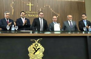 Presidente do TCE-AM recebe Medalha Ruy Araújo concedida pela AleamO conselheiro Érico Desterro, recebeu a Medalha Ruy Araújo na manhã desta quarta-feira (30)