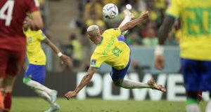 Gol de voleio de Richarlison é eleito o mais bonito da Copa do CatarJogador superou Mbappé e Fernández em pleito no site da Fifa