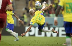 Gol de voleio de Richarlison é eleito o mais bonito da Copa do CatarJogador superou Mbappé e Fernández em pleito no site da Fifa