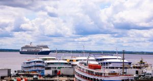 O holandês M/S Volendam atraca no porto de Manaus com mais de 2 mil turistas