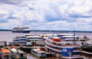 O holandês M/S Volendam atraca no porto de Manaus com mais de 2 mil turistas