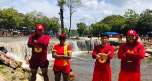 Guarda-vidas formados pelo Corpo de Bombeiros socorrem criança de afogamento em IrandubaO pai da criança agradeceu o trabalho dos Guarda-vidas em parceria com o Corpo de Bombeiros Militar do Amazonas
