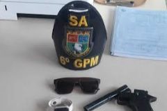 Policiais Militares prendem suspeito de roubo, em Novo AirãoDois aparelhos celulares, uma arma de fogo e uma motocicleta roubada foram apreendidos