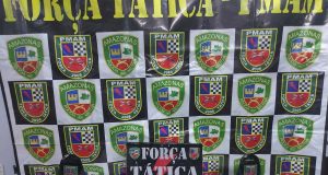 Força tática prende homem com 44 trouxinhas de drogasAção ocorreu durante incursão em um beco na zona sul da capital