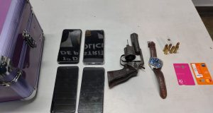 Policia Militar prende três pessoas envolvidas em assalto a um galpãoAção resultou na apreensão de uma arma de fogo e na recuperação de objetos roubados