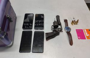 Policia Militar prende três pessoas envolvidas em assalto a um galpãoAção resultou na apreensão de uma arma de fogo e na recuperação de objetos roubados