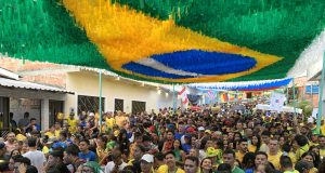 Torcedores lotaram a rua Capitão Francisco Falcão para assistir ao jogo da Seleção Brasileira