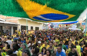 Torcedores lotaram a rua Capitão Francisco Falcão para assistir ao jogo da Seleção Brasileira