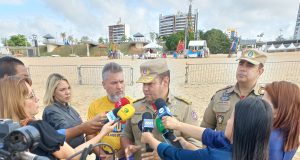 Corpo de Bombeiros realiza vistoria técnica nos fogos de artifício na praia da Ponta Negra
