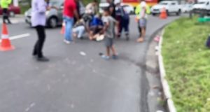 Casal fica ferido em acidente de moto na Avenida Torquato Tapajós