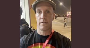 Jornalista dos EUA morre durante o jogo entre Argentina e Holanda Ele havia reclamado do estado de saúde e causou polêmica ao usar camisa com arco-íris