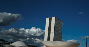 Congresso aprova Orçamento com salário mínimo de R$1.320 para 2023Lei orçamentária garante Bolsa Família de R$ 600 no ano que vem