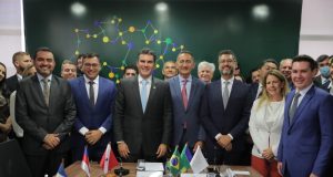 Em Brasília, Wilson Lima diz que é preciso promover condições de sobrevivência dos povos da AmazôniaO governador do Amazonas esteve na capital federal para a posse do governador do Pará, Helder Barbalho, como presidente do Consórcio da Amazônia Legal