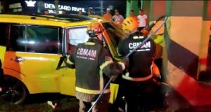 Bombeiros removem de ferragens de veículo vítima de acidente de trânsitoO acidente ocorreu nesta madrugada, na avenida Torquato Tapajós