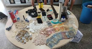 Trio é preso em flagrante traficando drogas no bairro Lírio do ValeCom eles foram apreendidas drogas e objetos utilizados como pagamento do material ilícito