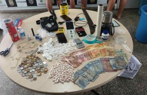 Trio é preso em flagrante traficando drogas no bairro Lírio do ValeCom eles foram apreendidas drogas e objetos utilizados como pagamento do material ilícito