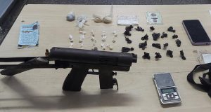 Polícia Militar prende trio com submetralhadora caseira e drogasAção ocorreu na zona norte e resultou na apreensão de uma adolescente