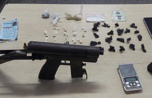 Polícia Militar prende trio com submetralhadora caseira e drogasAção ocorreu na zona norte e resultou na apreensão de uma adolescente
