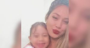 Polícia afirma que mãe “sufocou a criança com o próprio braço” e a matou