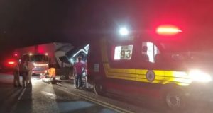 TRAGÉDIA – Acidente entre van e caminhão mata 12 pessoas em TocantinsTodas as vítimas, quatro homens, sete mulheres e um bebê, seguiam na van e voltavam de atendimento médico em Palmas