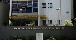 Polícia indicia 5 por morte de menina imprensada por carro alegóricoInquérito foi concluído pela 6ª DP do Rio