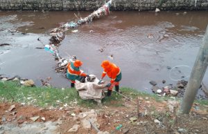 Igarapés de Manaus passam por limpeza pesada para remover lixo acumulado