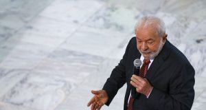 “É preciso colocar o rico no imposto de renda”, diz Lula