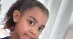 Bala perdida mata menina de 10 anos um dia antes do seu aniversário